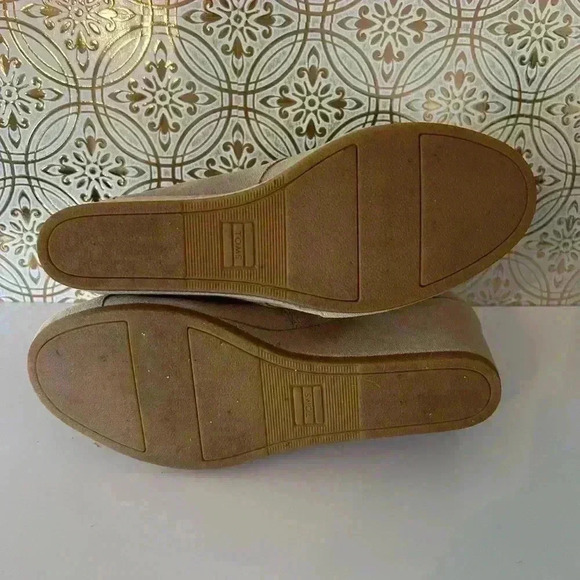 Toms Wedge cream Suede Booties. Women’s Size 9.5. Gently used. - Picture 4 of 6